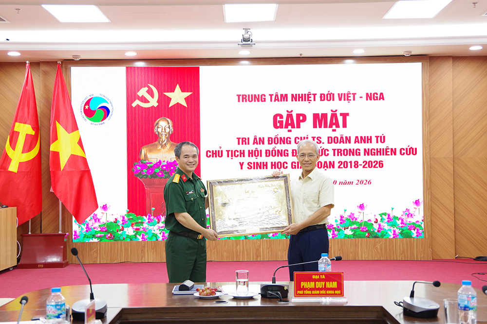 Trung tâm Nhiệt đới Việt - Nga tri ân TS. Doãn Anh Tú sau 8 năm giữ cương vị Chủ tịch Hội đồng đạo đức